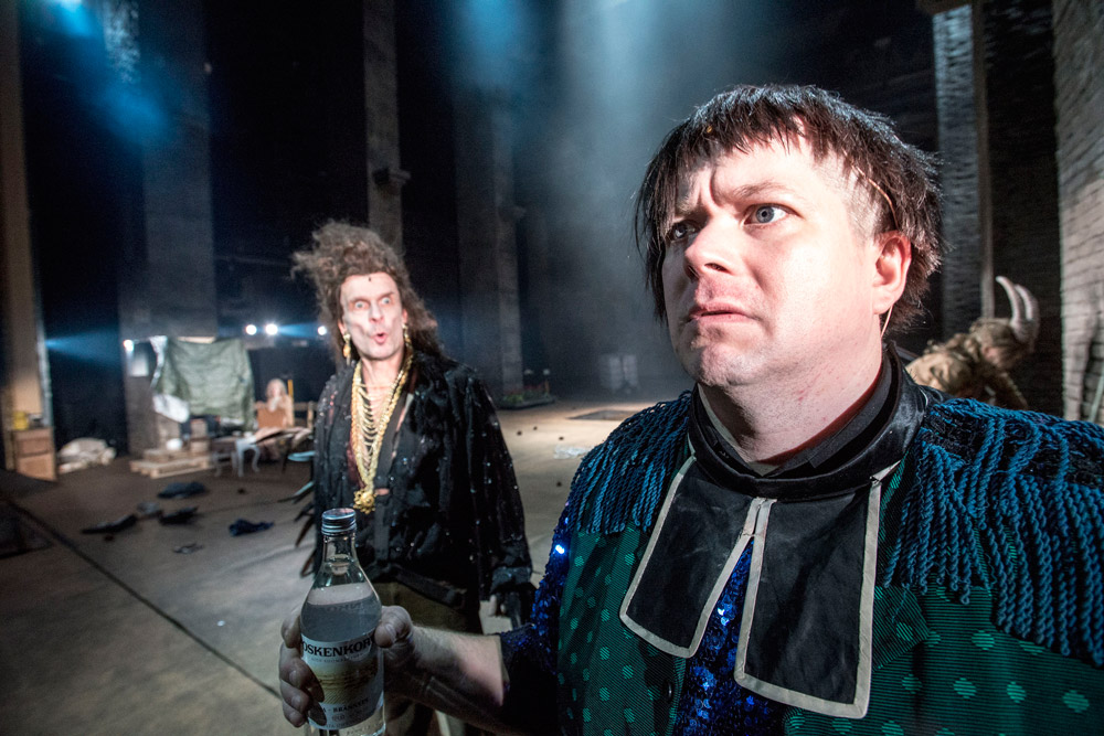 PUU JA KUORI. Maalle paennut uustilallinen Maxim Kuorikoski (Klaus Klemola, oik.) kamppailee viinan ja alitajuisen voimaeläimen (Jukka Puotila) kuiskailujen välisessä suossa.