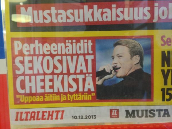 ”Uppoaa”, öhö-öhö. ”Uppoaa”. Nyt on kyllä ollut lööpintekijällä hauskaa.