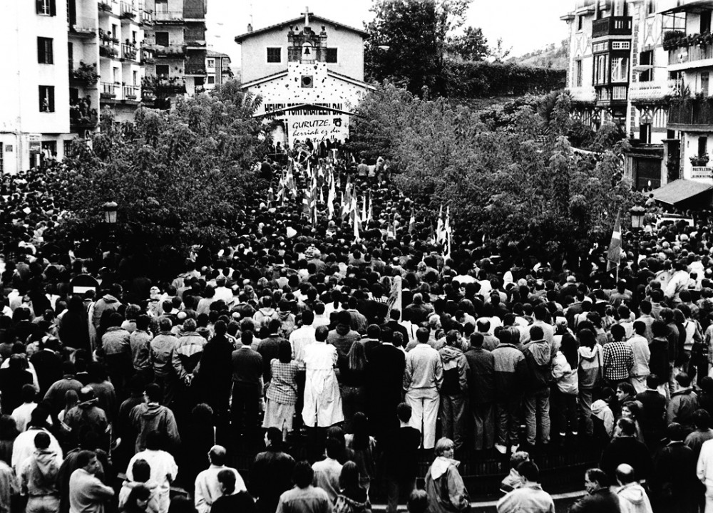 Poliisin kiduttamalle kuolleelle baskille, Gurutze Iantzille järjestetty muistotilaisuus vuonna 1993.