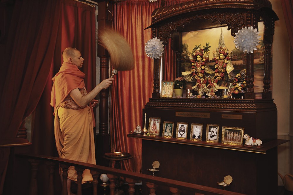 Krishna-pappi sovittaa rituaalia alttarilla.
