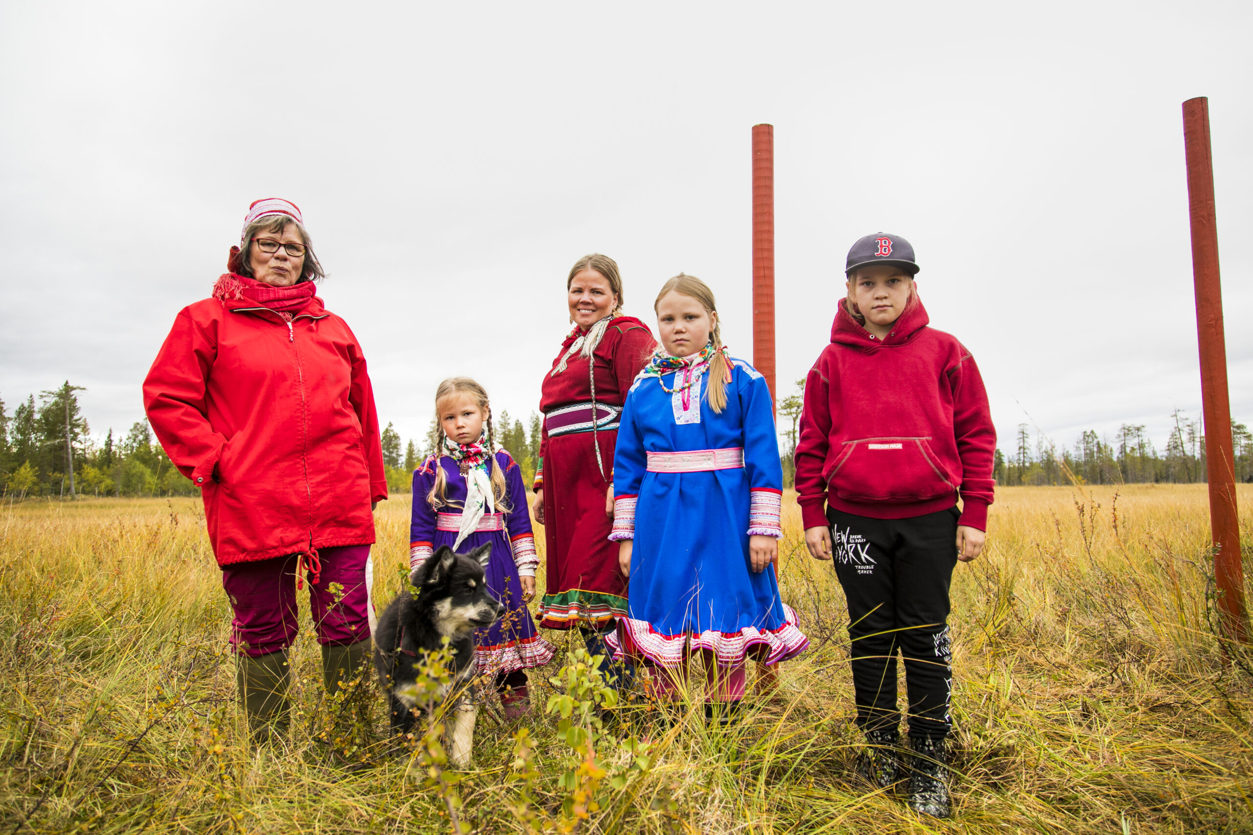 Ratahanketta vastustettiin monessa sukupolvessa. Kuvassa keskellä Petra Biret Magga-Vars, saamelaiskäräjien hallituksesta.