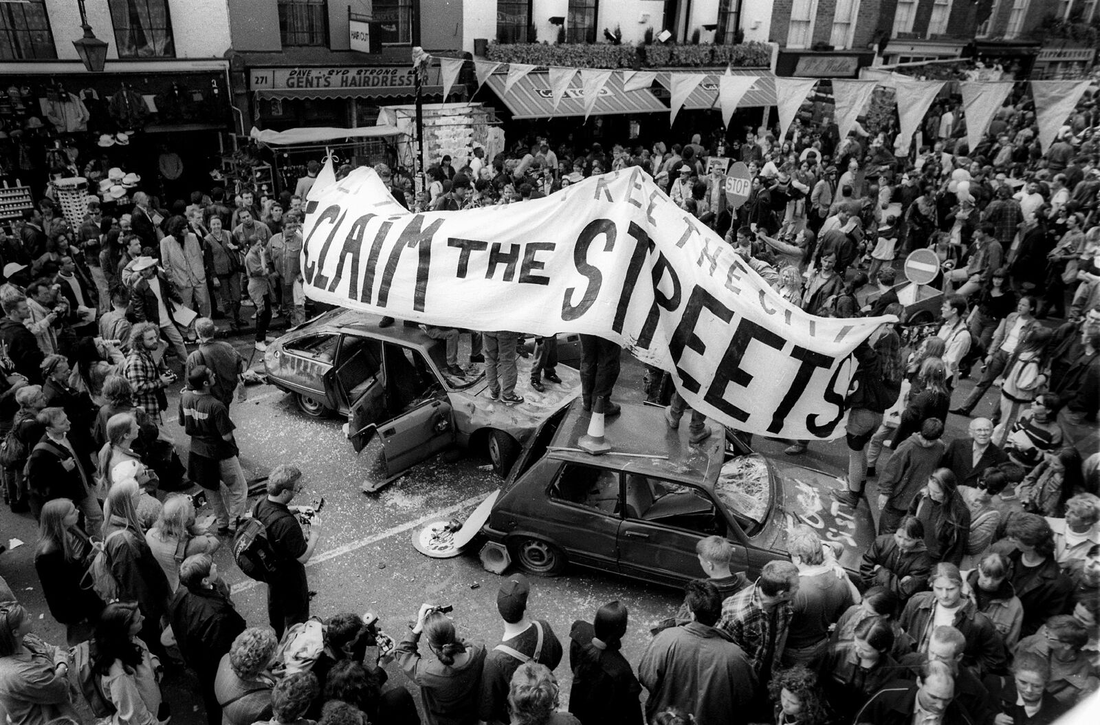 Ensimmäinen Reclaim the Streets -tapahtuma käynnistyi lavastetulla kolarilla Lontoon Camden Townissa vuonna 1995. Ideana oli vallata kaupunkitilaa autoilta ihmisille  ja esitettää vaihtoehtoinen tapa käyttää julkista tilaa. KUVA Nick Cobbing 