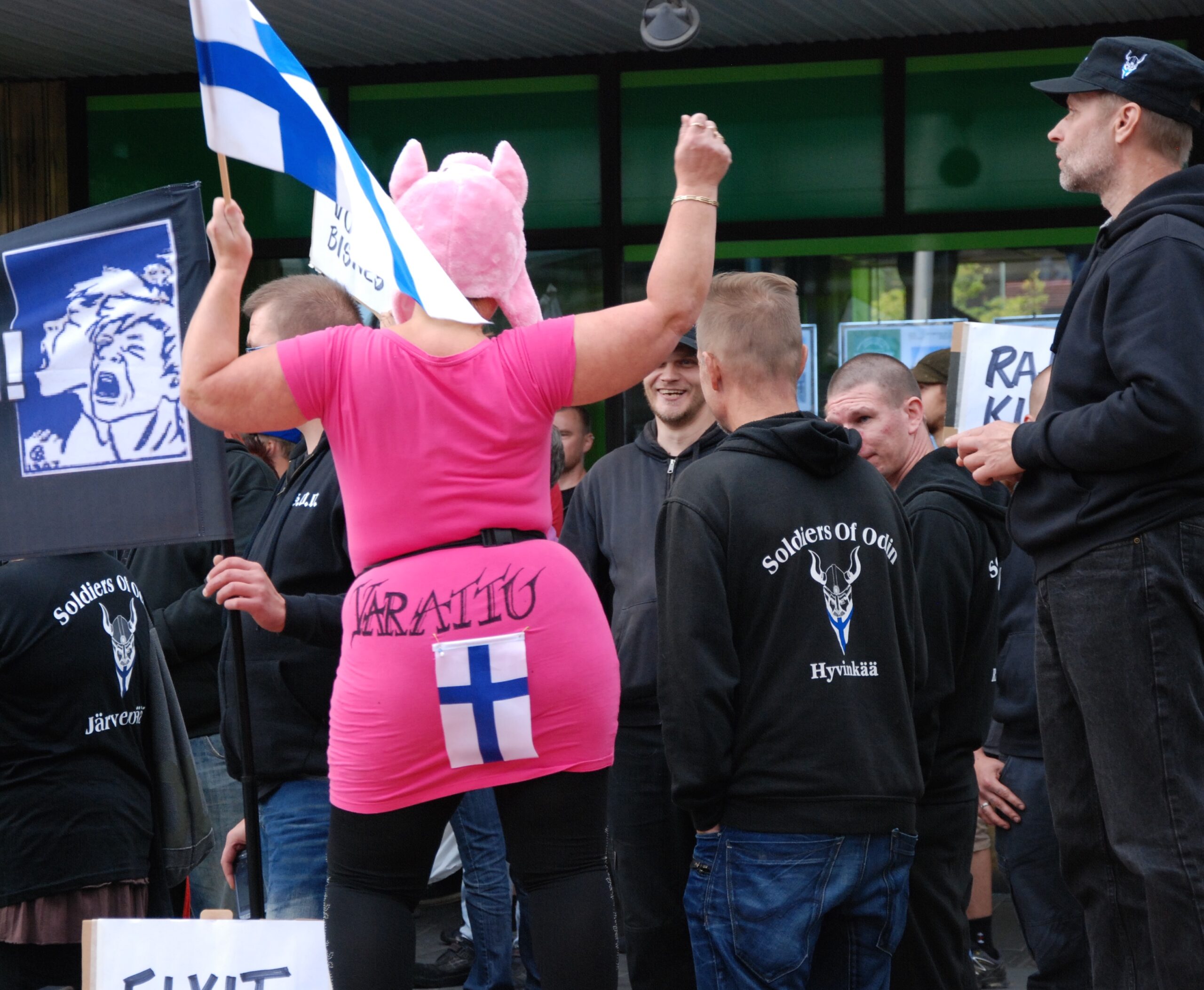Olen hämmentynyt siitä, että tämä mielenosoittaja on päättänyt pyyhkiä perseensä Suomen lippuun.
