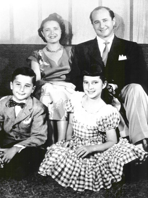 Ruth, Elliot, Barbara ja Ken, yhtä onnellista ydinperhettä