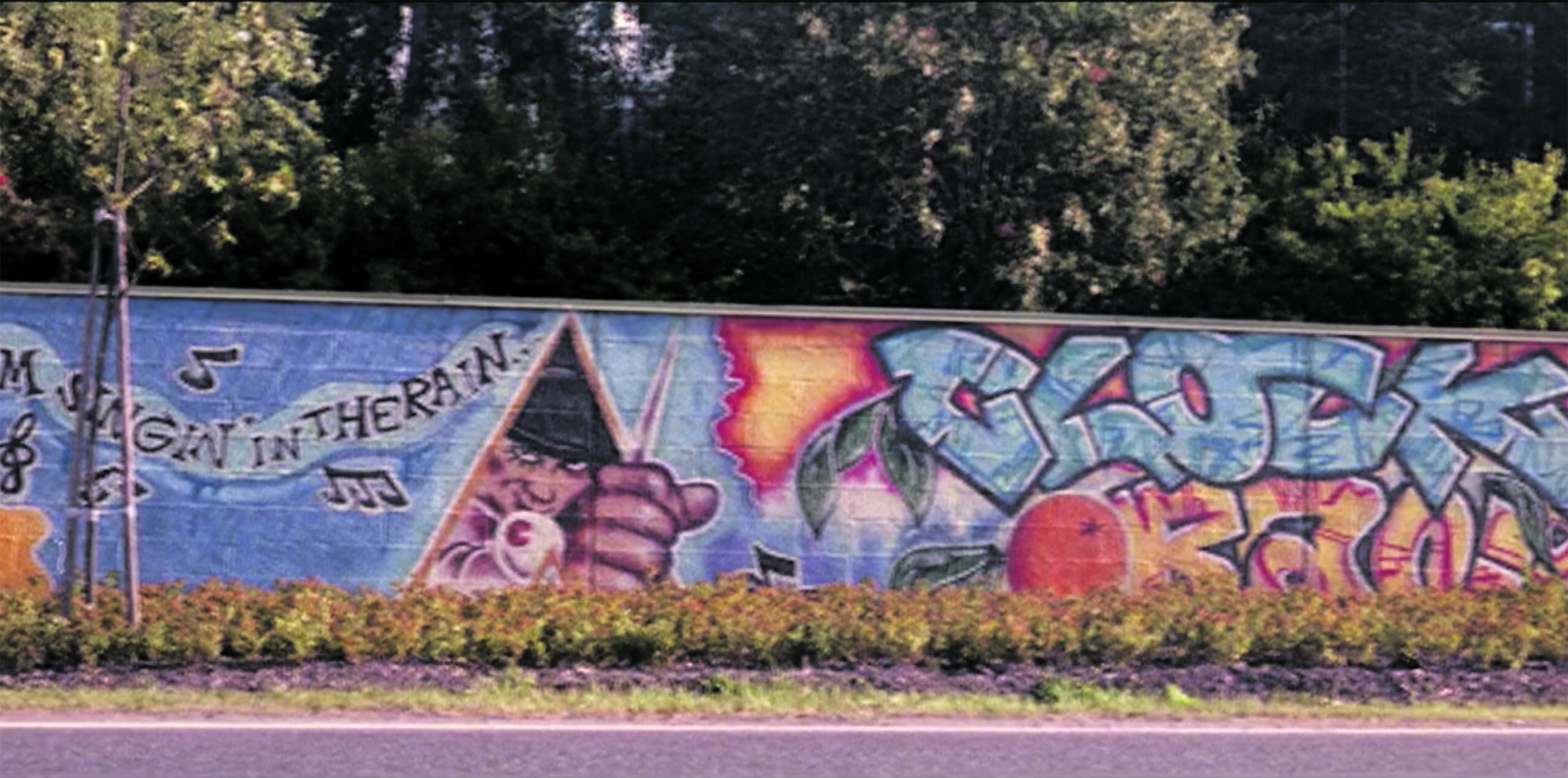 Pala historiaa. Itäväylän melumuuriin Kulosaaren kohdalle vuonna 1991 maalatut luvalliset graffitit olivat ensimmäisen graffitibuumin merkittävin symboli. Helsingin kaupungin valittua nollatoleranssilinjan ja käynnistettyä Stop töhryille -hankkeen vuonna 1998, kaupungin virkamiehet määräsivät muurin maalattavaksi valkoiseksi. Likaisen harmaa muuri on Stop töhryille -hankkeen monumentti, jossa näkyy edelleen vanhojen teosten ääriviivoja. Se on elävä muistomerkki politiikasta, jonka ei toivota palaavan. 