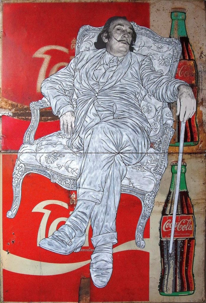 Pakpoom Silaphanin teos Dali sits on Coke vuodelta 2014. Thaimaalainen Silaphan herättelee näyttelykatalogin mukaan teoksissaan keskustelua mainonnan ja kulutuksen vaikutuksista ja pop-taiteesta laajemminkin. 