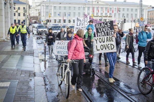Suomessa keltaisiin liiveihin sonnustautuneita dialogipoliiseja on nähty lähinnä rasististen ja antirasististen mielenosoitusten yhteydessä.