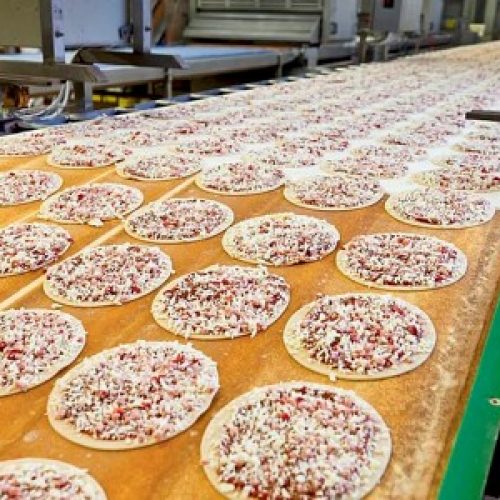 Saarioisten pizzoja Valkeakosken tehtaalla