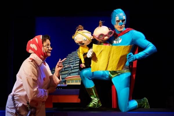 Teatteri Hevosenkengässä näytelmän hahmot ovat vuoroin nukkeja, vuoroin näyttelijöitä.