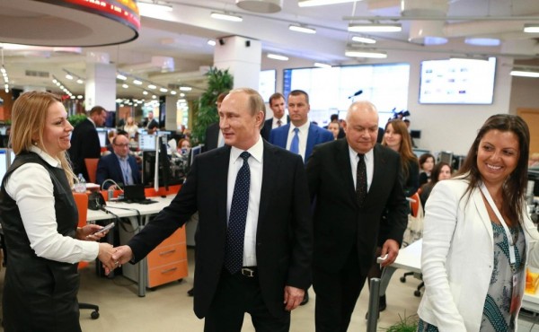 Putin kannustaa valtavaa, kansainvälistä viestintäjoukkuettaan RT:n toimituksessa.