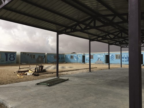 Järjestöillä on Zaatarin pakolaisleirillä omat alueensa,  kuvassa Relief Internationalin pihaa ja kontteja.