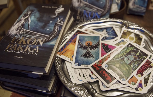 Ukon pakka – Kalevalainen tarot koostuu kirjasta ja 78 tarotkortista.