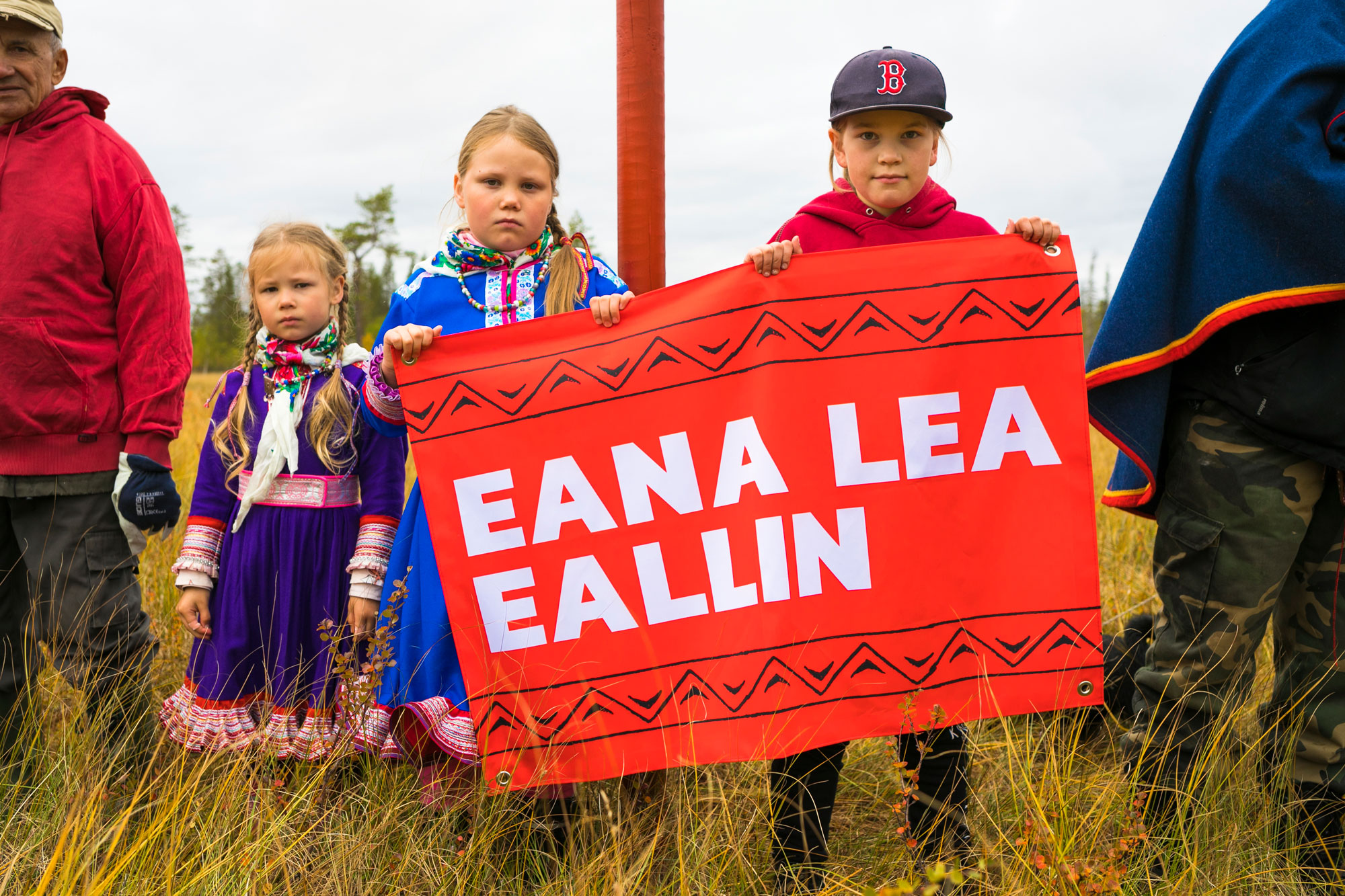 ”Eana lea eallin” (”Maa on elämä”, pohjoissaamea), muistutettiin mielenosoituksessa, jonka aiheena oli pohjoisen luonnon suojelu Jäämeren radalta.