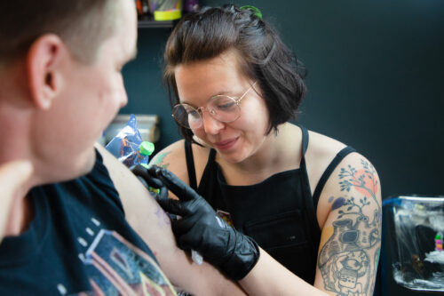 ”Ainut eläin johon tatuointi saa sattua on asiakas” – yhä useampi haluaa tatuointinsa vegaanisena