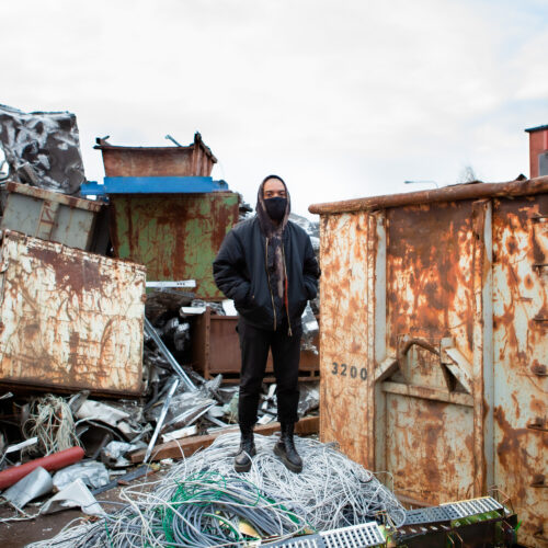Noah Kin seisoo kaatopaikalla johtokasan päällä.