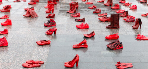 Naisen kengissä -installaatio muistuttaa sukupuolittuneesta väkivallasta