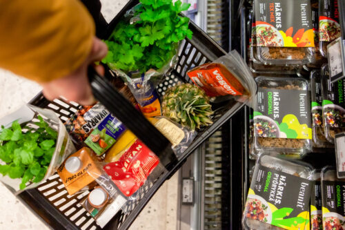 Vegaanisten tuotteiden suosio kasvaa ruokakaupoissa: myynnissä vuosittain jopa 20–30 prosenttia kasvua