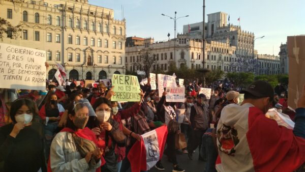 Protestas_en_Lima_por_golpe_de_estado_parlamentario_27