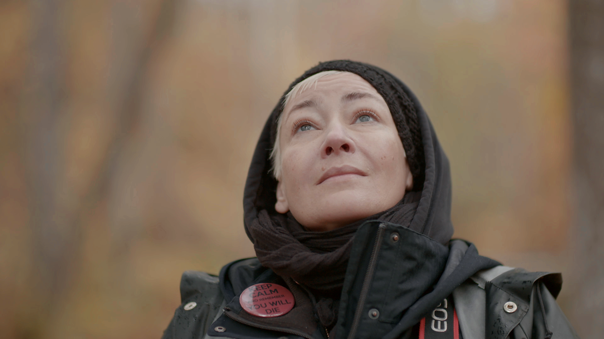 Henkilö katsoo taivasta.