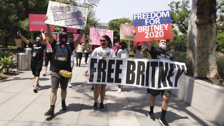 Mielenosoittajat kantavat Free Britney -banderollia ja Britneytä tukevia mielenosoituskylttejä