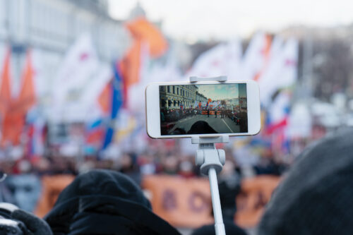 Mielenosoittamisen vaikeus pakottaa Navalnyin tukijat organisoitumaan uusilla tavoilla