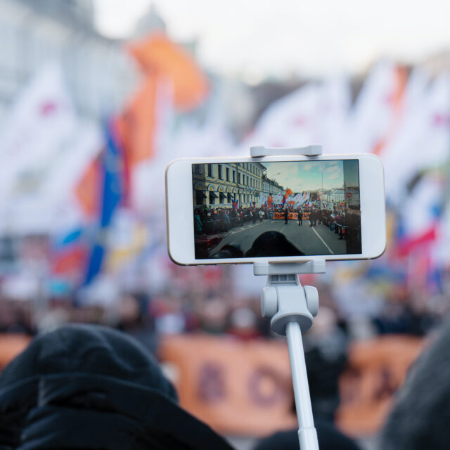 Mielenosoittamisen vaikeus pakottaa Navalnyin tukijat organisoitumaan uusilla tavoilla