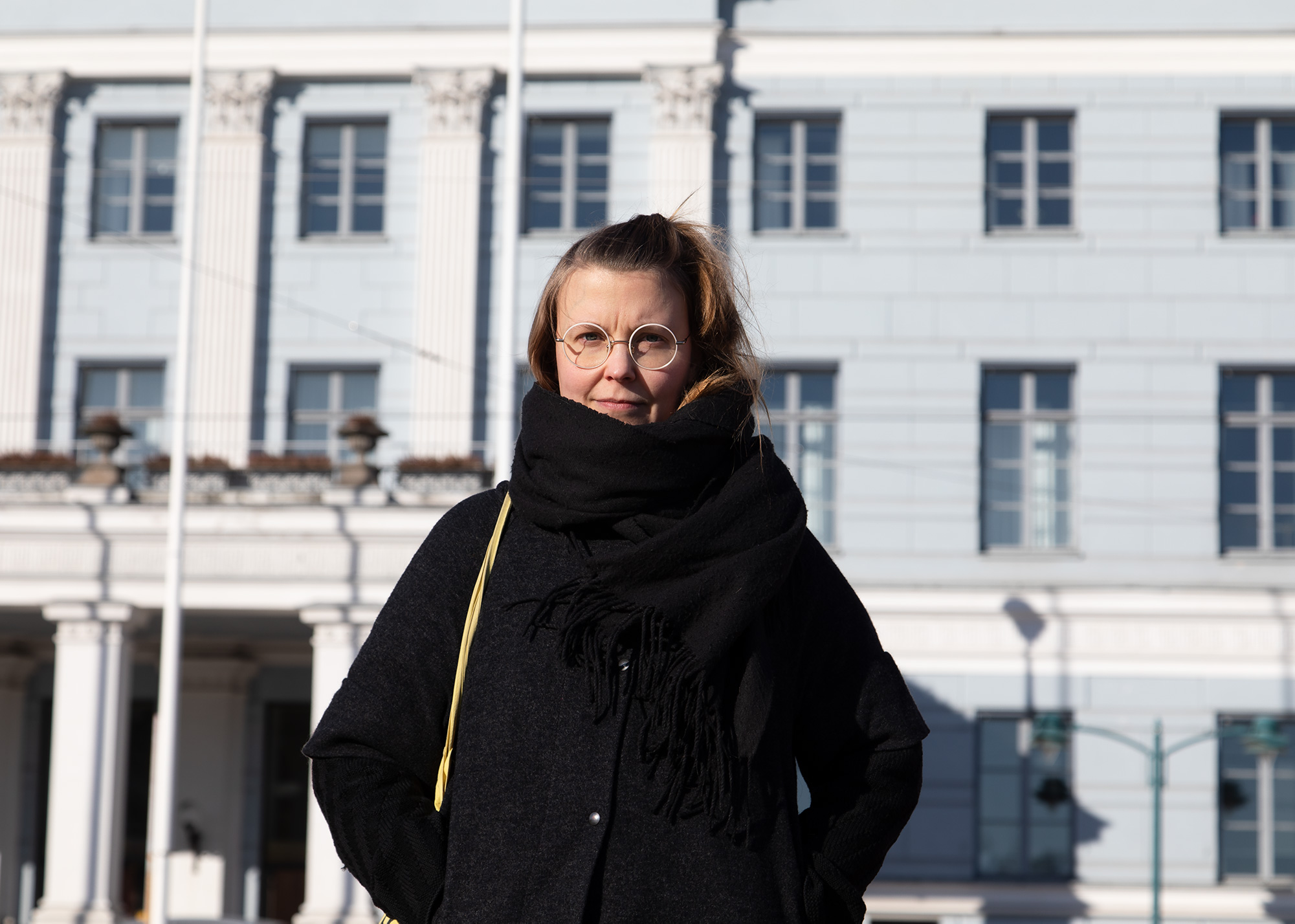 Finer katsoo kameraan hymyillen, aurinko paistaa.