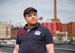 Ollikainen katsoo poispäin kamerasta, taustalla näkyy Tamperetta.