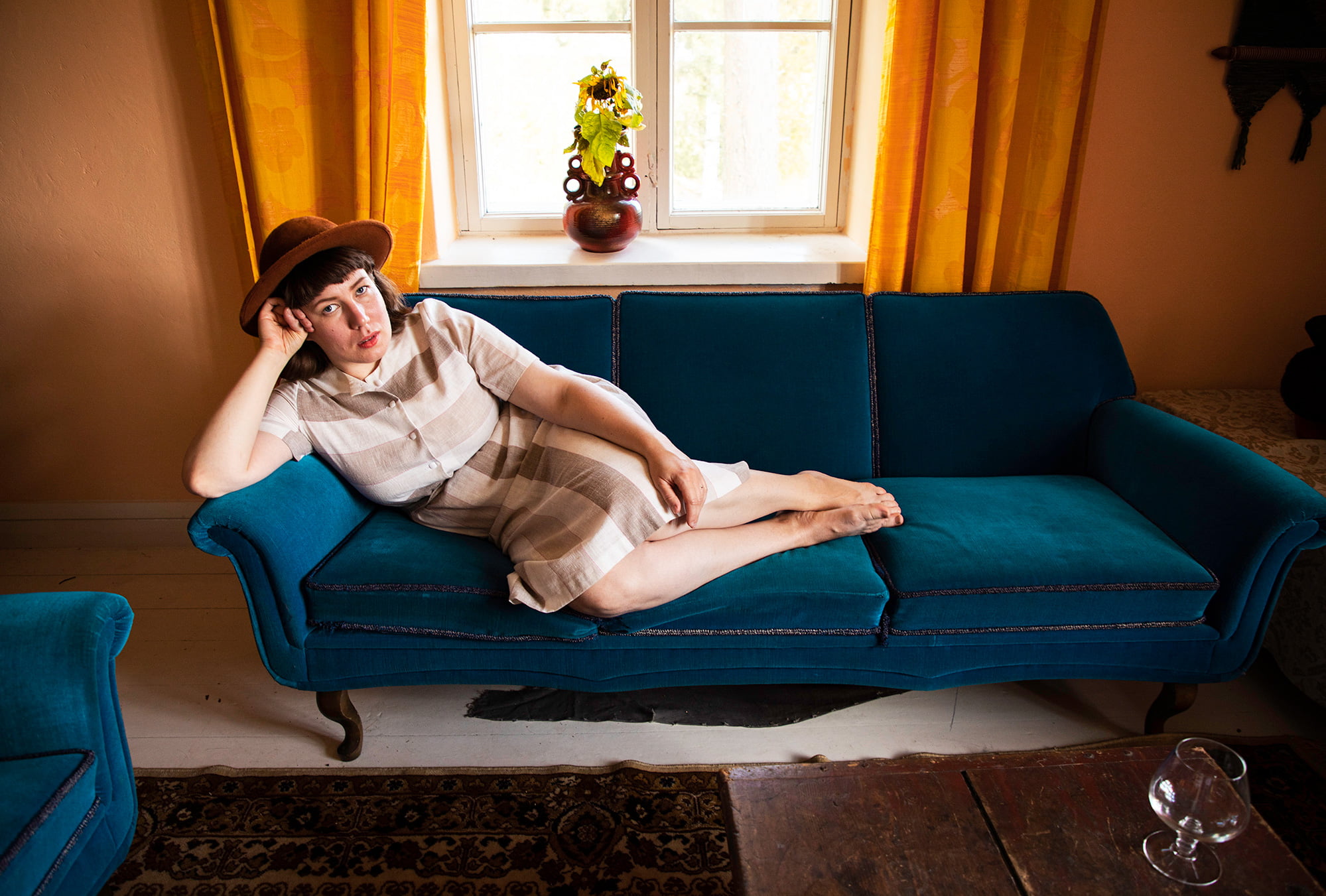 Klemetti makaa sohvalla, katsoo kameraan.