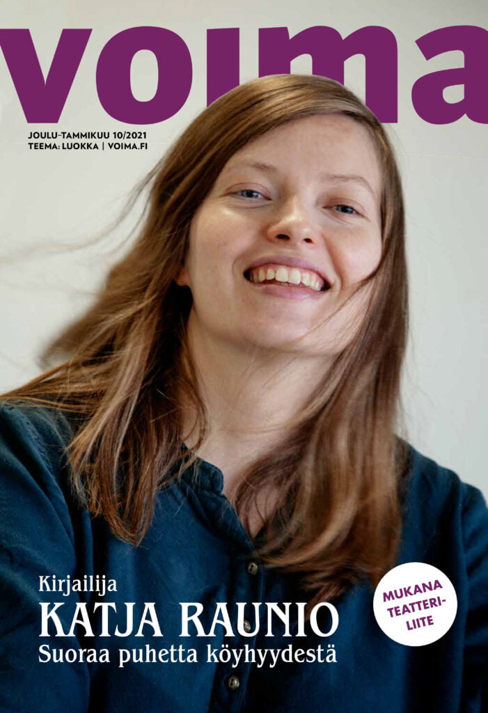 Voiman 10/2021 kannessa henkilö katsoo kameraan hymyillen. Teksti "Kirjailija Katja Raunio – Suoraa puhetta köyhyydestä".