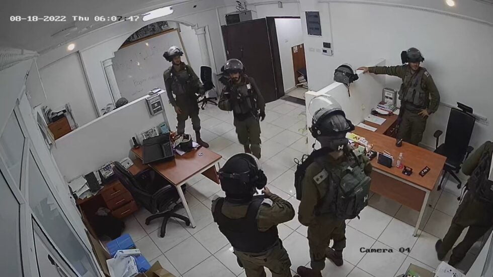 Israelin armeijan sotilaat toimistossa.