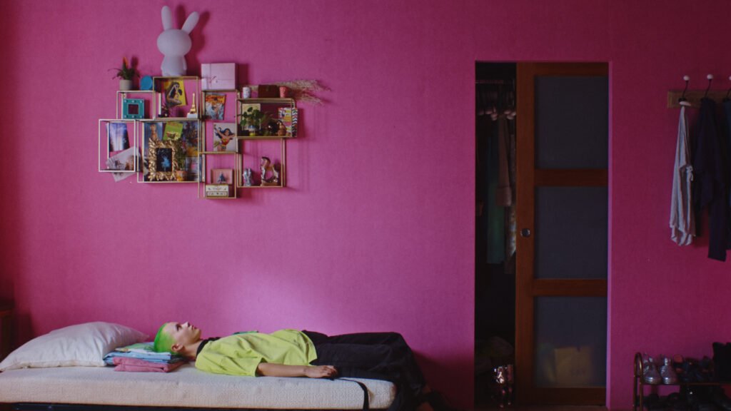 Elina (Elsi Sloan) makaa selällään sängyllä, tuijottaa kattoa.