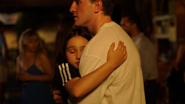 Calum (Paul Mescal) ja Sophie (Frankie Corio) halaavat, taustalla ihmisiä.