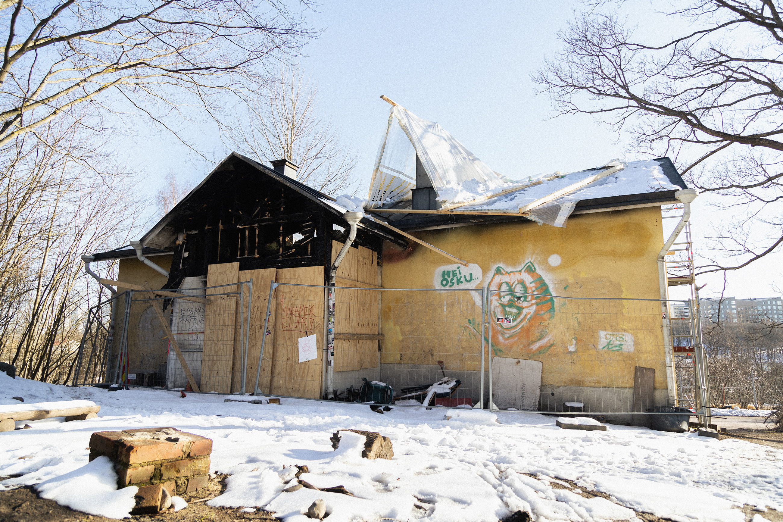 Makamik, aidattu metalliaidalla, katto palanut ja suojattu muovilla.