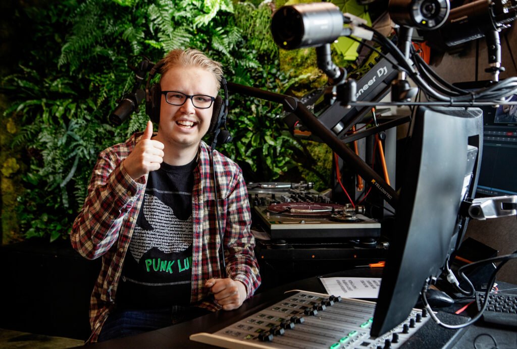Miika Turunen iloisena Radio Helsingin studiossa.
