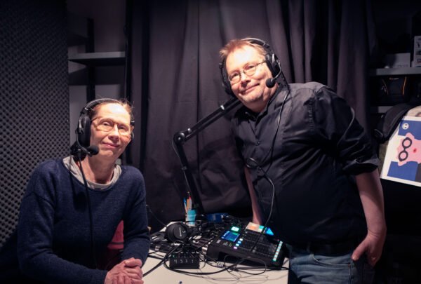 Kati Outinen ja Tuomas Rantanen ovat äänistudiossa kuulokkeet korvilla.