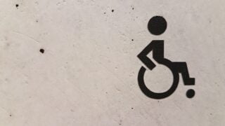 Seinässä logo, jossa pyörätuolia käyttävä henkilö.