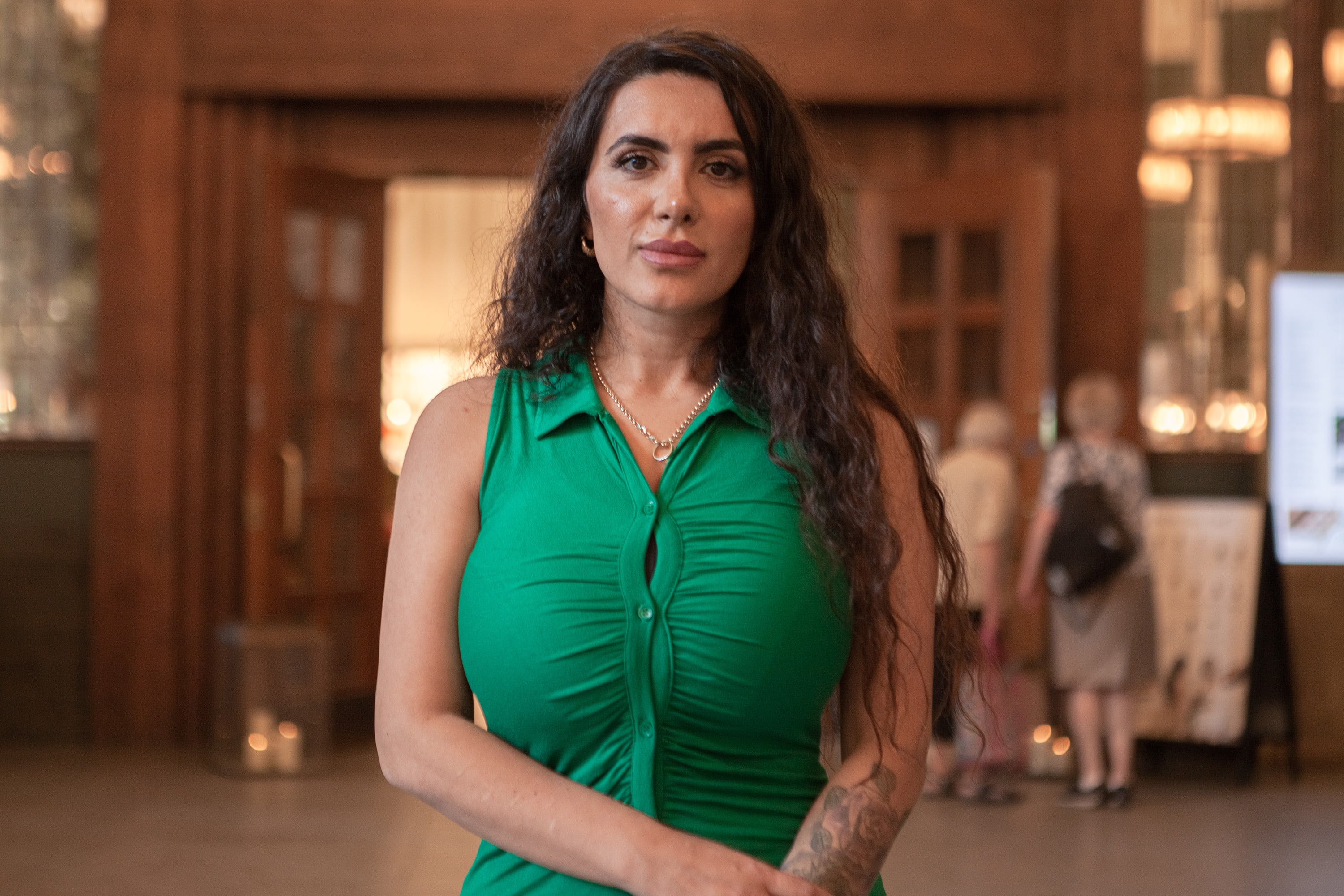 Rojin Birzoi Helsingin rautatieasemalla.