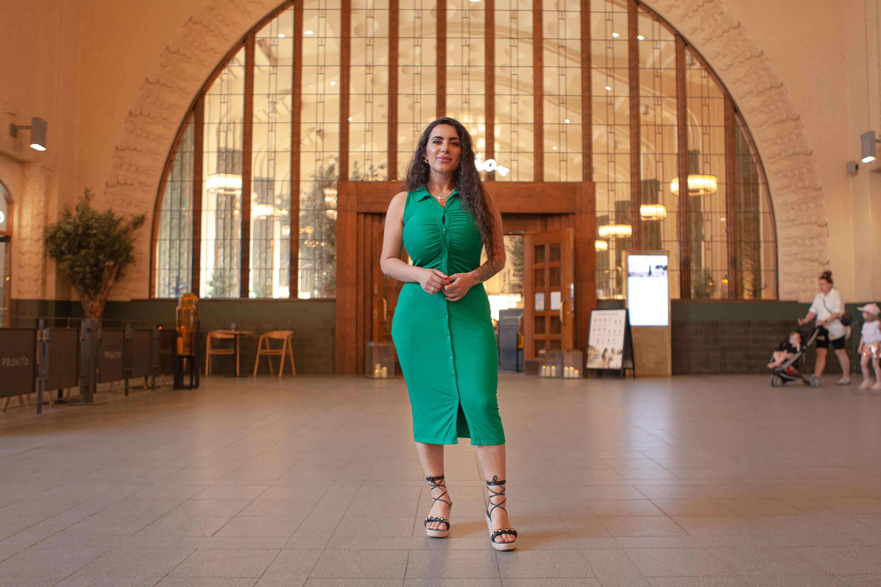 Rojin Birzoi seisoo Helsingin rautatieasemalla.