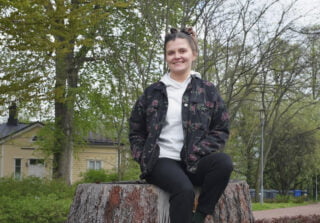 Iiti Yli-Harja istuu kannella.