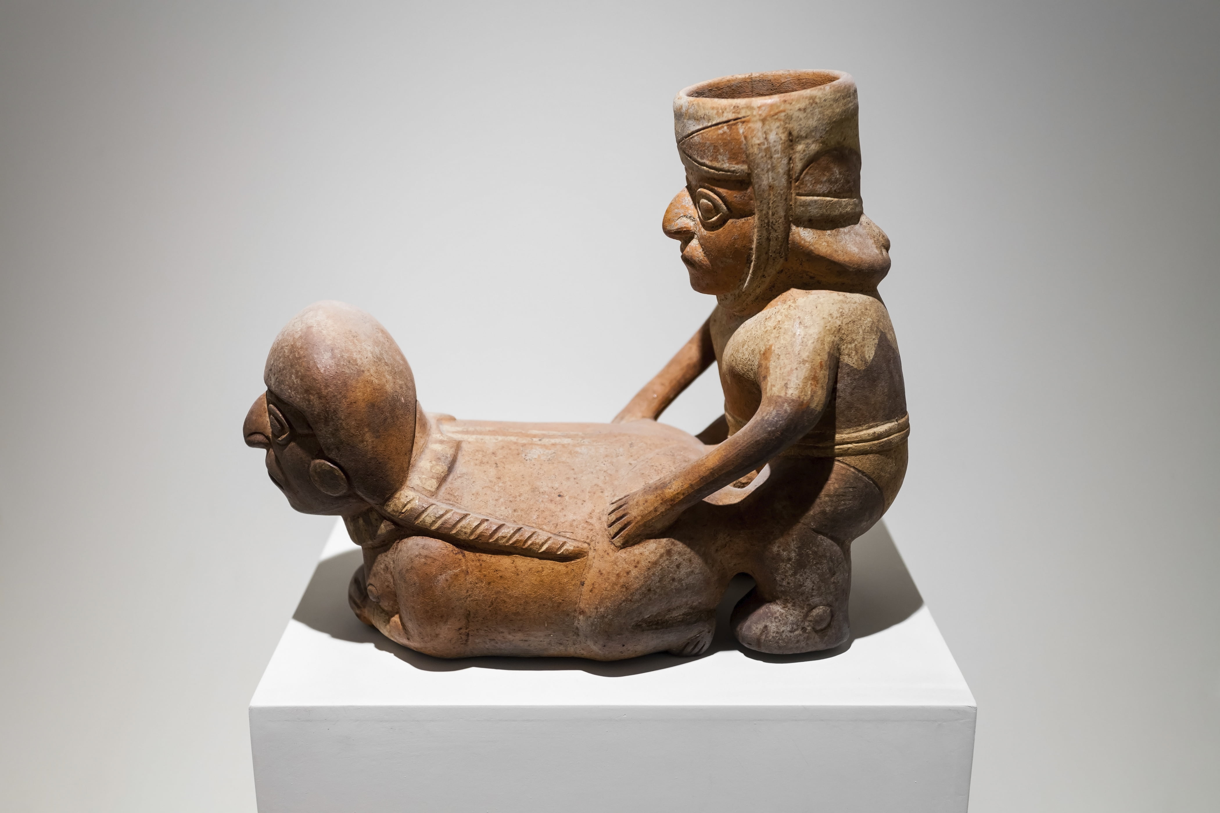 Valokuva eroottisesta keramiikasta.