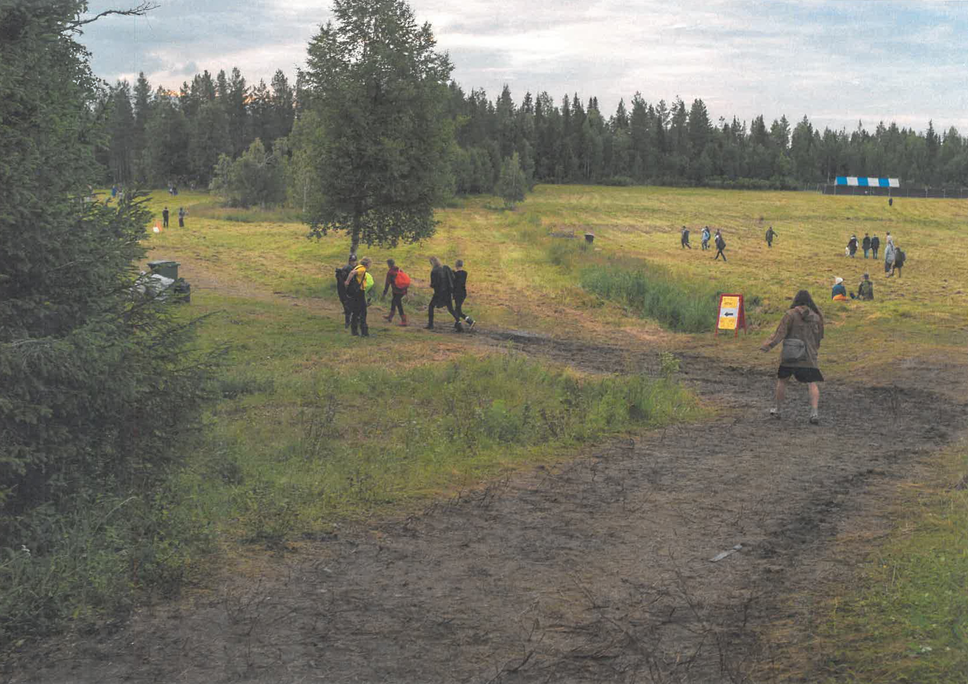 Ihmisiä vaeltelee hylätyllä golfkentällä.