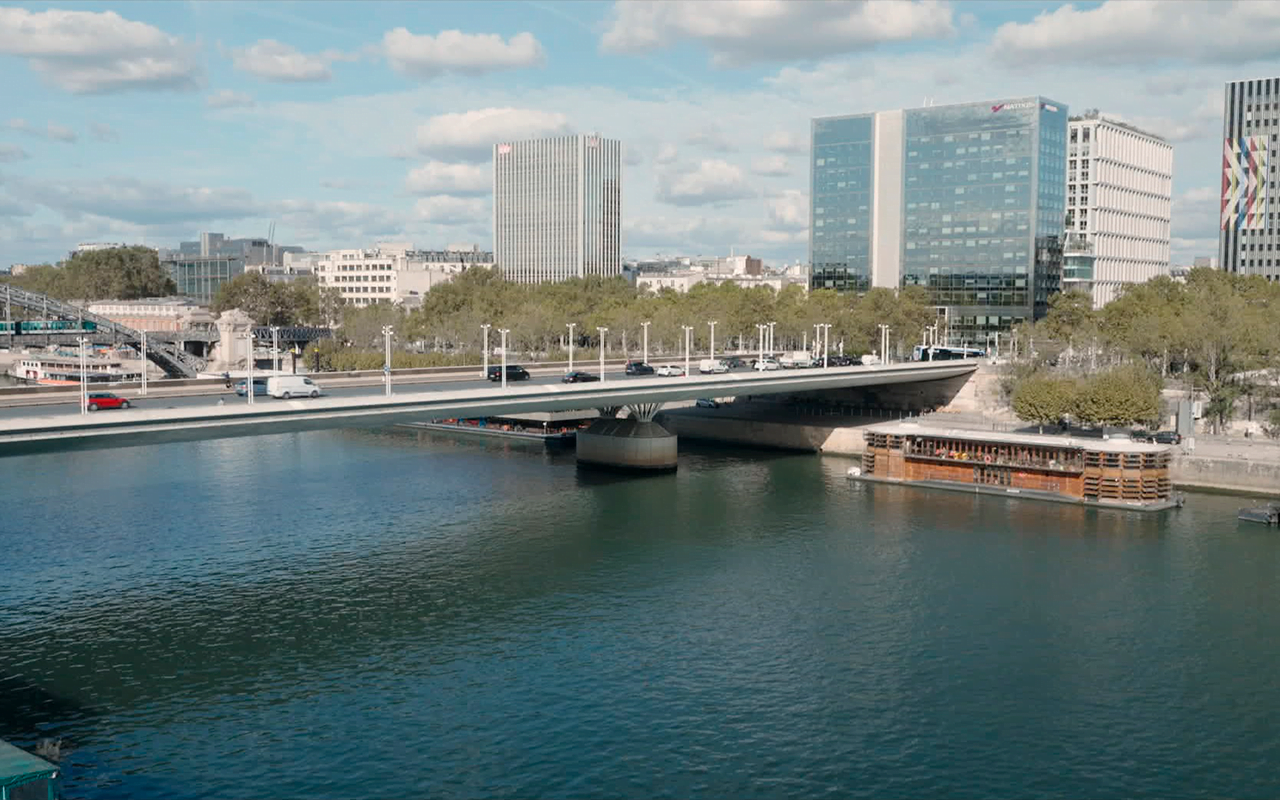 Kuva seinen varrelta. Kelluva taidekeskus näkyy sillan vieressä