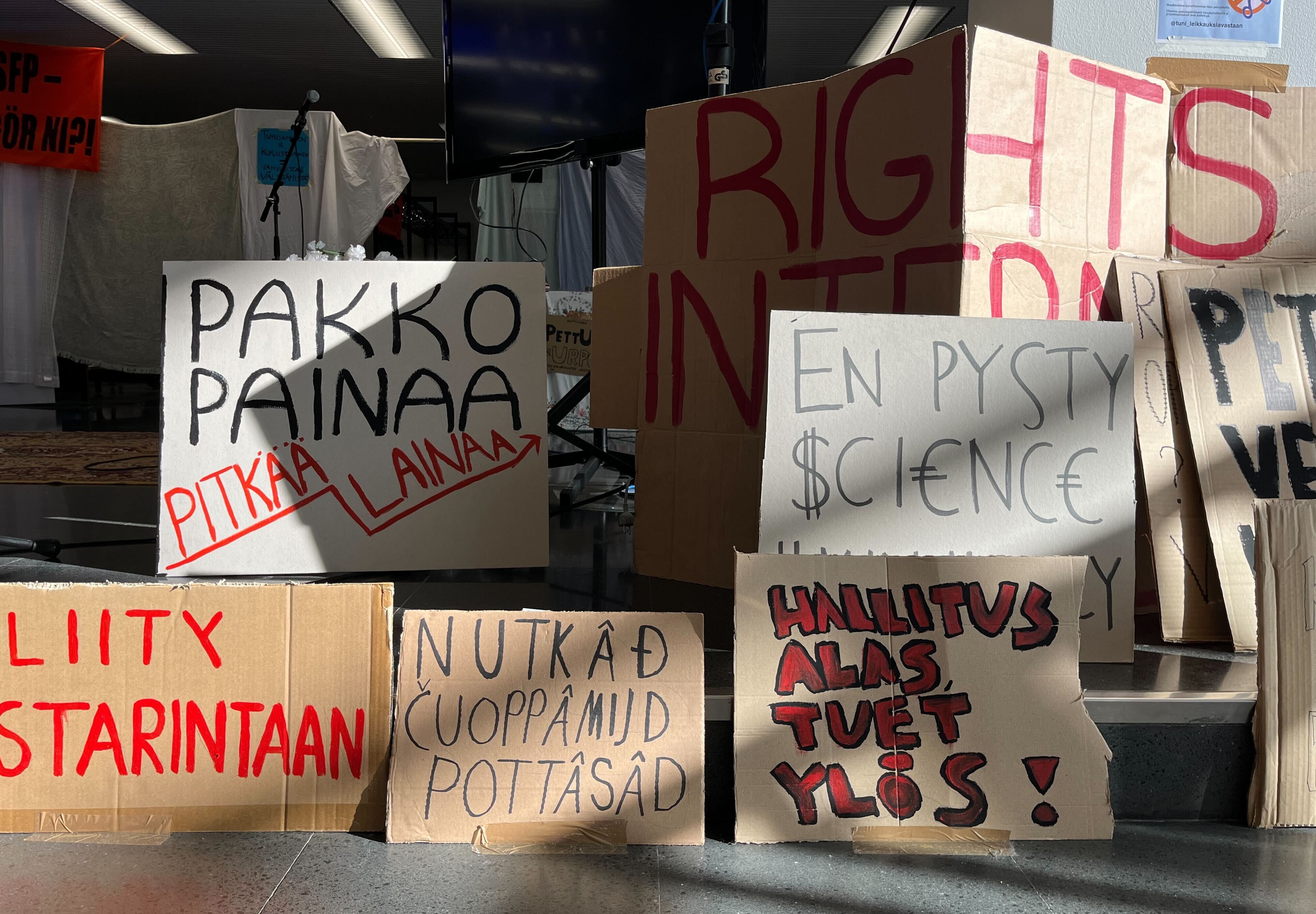 Valokuvassa mielenosoituskylttejä.