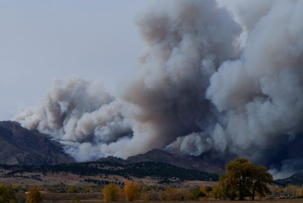 Tulipalon aiheuttamaa savua vuorilla.