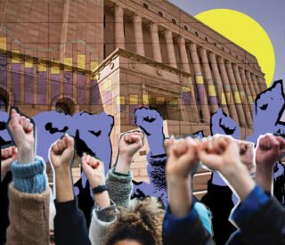 Kuvituksessa nyrkkejä pystyssä, taustalla Eduskuntatalo.