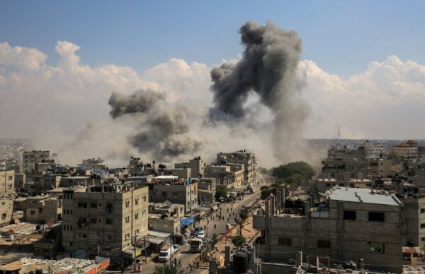 Mustaa savua nousee palestiinalaiskaupungista ohjusiskun jälkeen
