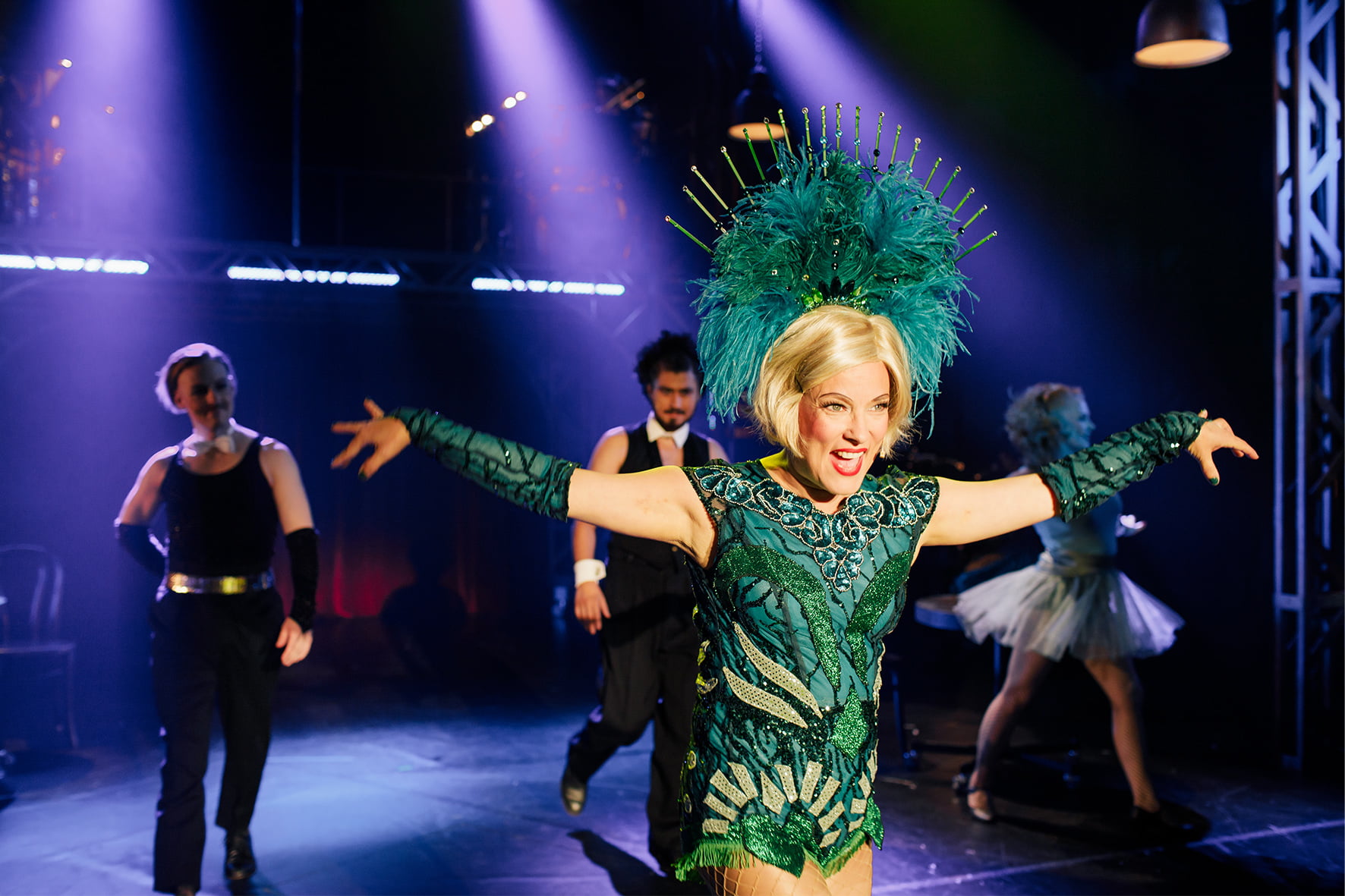 Näyttelijöitä lavalla