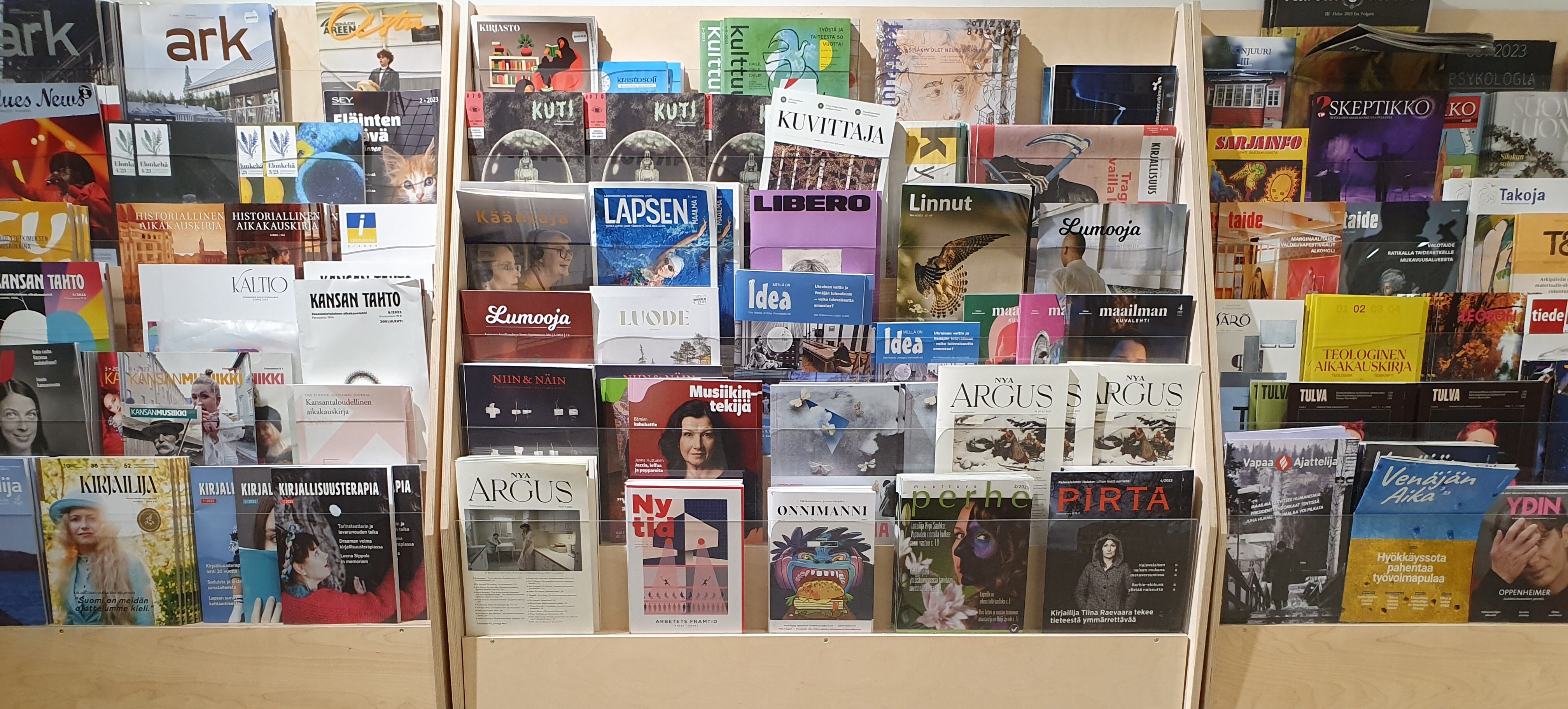 Lehtitelineessä lukuisia kulttuurilehtiä.