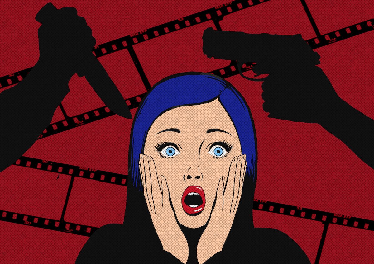 Piirretty naishenkilö näyttää kauhistuneelta. Taustalla aseita ja filmirullaa.